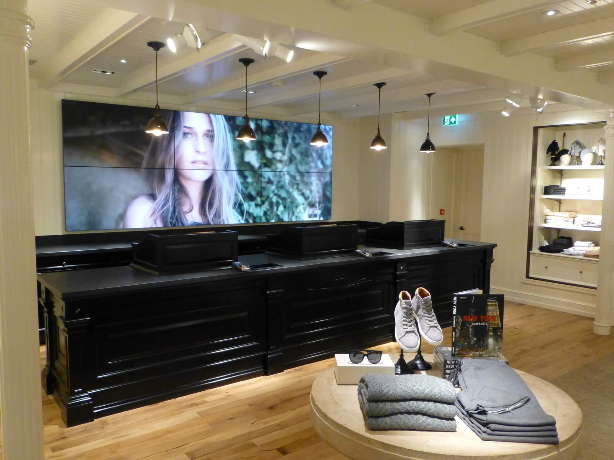 LCD-video-wall-wall-mounted
